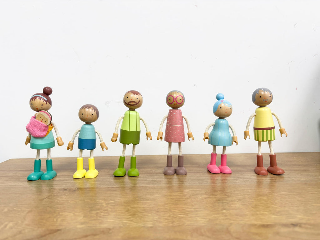 Wooden Family Dolls Set of 7 B56038